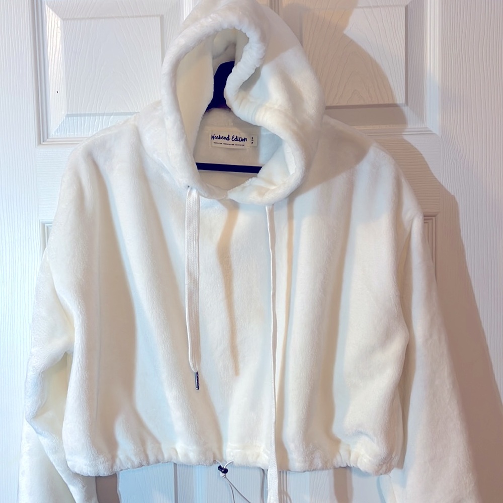 Weekend Edition Women’s White Hoodie size small fuzzy sweatshirt worn twice